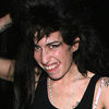 Amy Winehouse l-a agresat pe directorul unui teatru din Londra