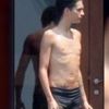 Bill Kaulitz isi expune corpul scheletic la soare (poze)