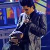 Adam Lambert si-a intrerupt un concert din cauza unei fane