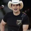 Brad Paisley a cazut spectaculos pe scena