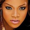 Rihanna face buf pe scena, partea 2 (video)