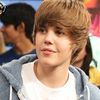 Justin Bieber, lovit cu o sticla in timpul concertului (video)