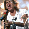 Steven Tyler a cazut din nou de pe scena (video)