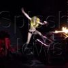 Lady GaGa a cazut in fund pe scena (video)