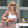 Taylor Swift le-a facut parintilor un cadou de milioane