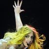 Lady GaGa isi pierde echilibrul: a cazut din nou pe scena (video)