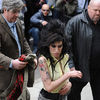 Amy Winehouse vine la politie