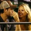 Enrique Iglesias si-a pozat iubita in ipostaze XXX