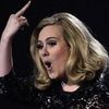 Adele a facut semne obscene la BRIT Awards 2012 (video)