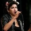 Amy Winehouse se recupereaza in bratele unui vanzator