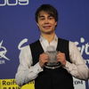Alexander Rybak, cu trofeul Eurovision 2009 spart