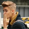 Justin Bieber face pe durul: acuzat ca a scuipat un DJ
