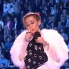 Miley Cyrus si-a aprins un joint pe scena MTV EMA 2013 (video)