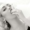 Miley Cyrus, un inger blond si topless in Vogue Germania (poze - explicit)