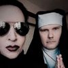 Marilyn Manson si Billy Corgan au cantat piesa "Girls Just Want To Have Fun" imbracati in preot si calugarita (video)
