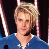 Justin Bieber isi va dona parul din cap!