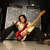 Hard Rock Cafe ofera cadou chitara bass a lui Marco Mendoza
 