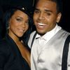 Rihanna si Chris Brown, in batalia pieselor