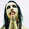 Marilyn Manson isi pune fanii in pericol (video)