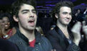 Joe si Kevin il sustin pe Nick la Grammy Nominations Concert Live