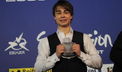 Alexander Rybak, cu trofeul Eurovision 2009 spart