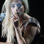 Lady Gaga fumeaza iarba