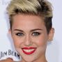 Miley Cyrus, gafa pe covorul rosu