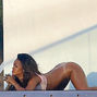 Rihanna - sedinta foto in fundul gol